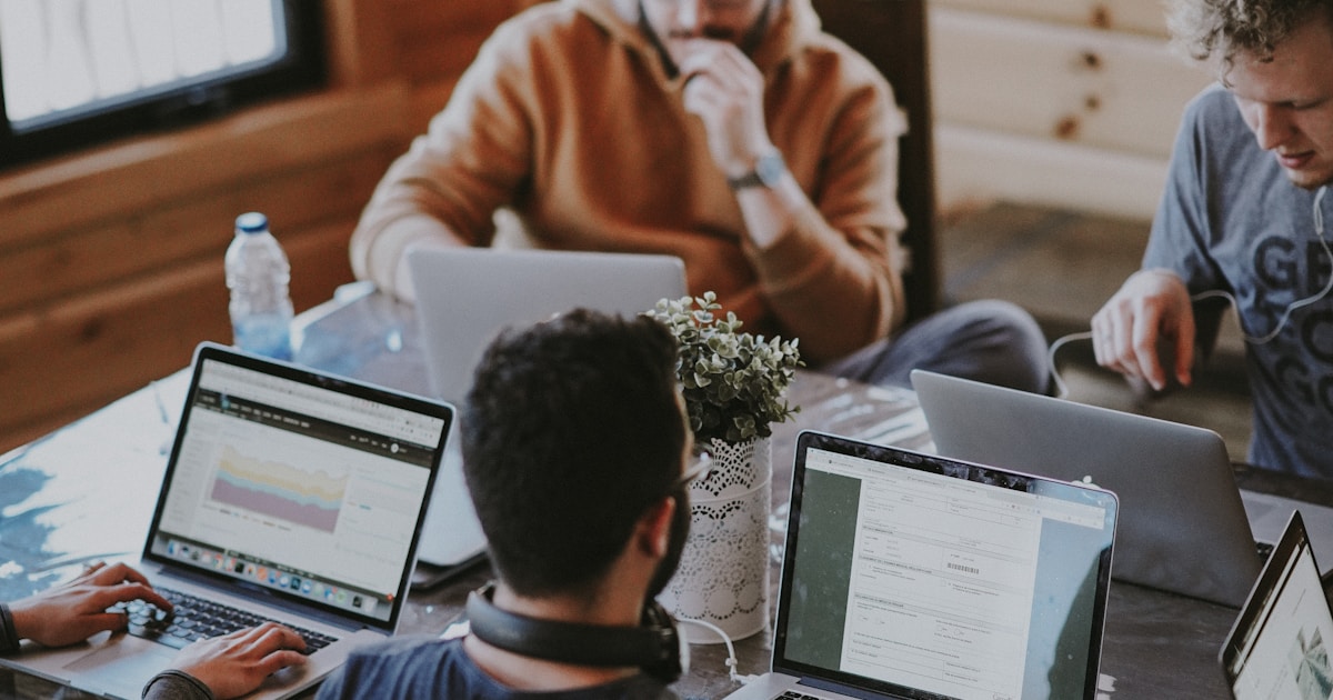 이력서 작성하며 고민하는 취업준비생