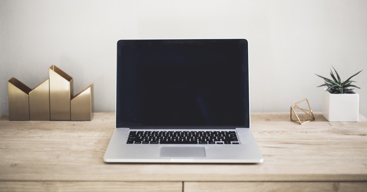 노트북으로 작업하는 모습